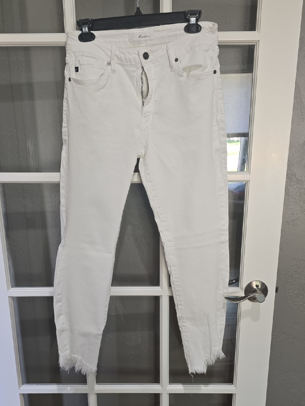 KanCan White Cropped Ankle Skinny Jeans with Frayed Hem